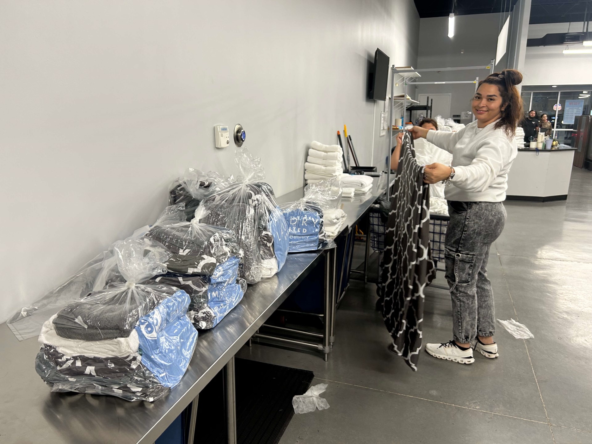 Lavandería de autoservicio limpia y luminosa