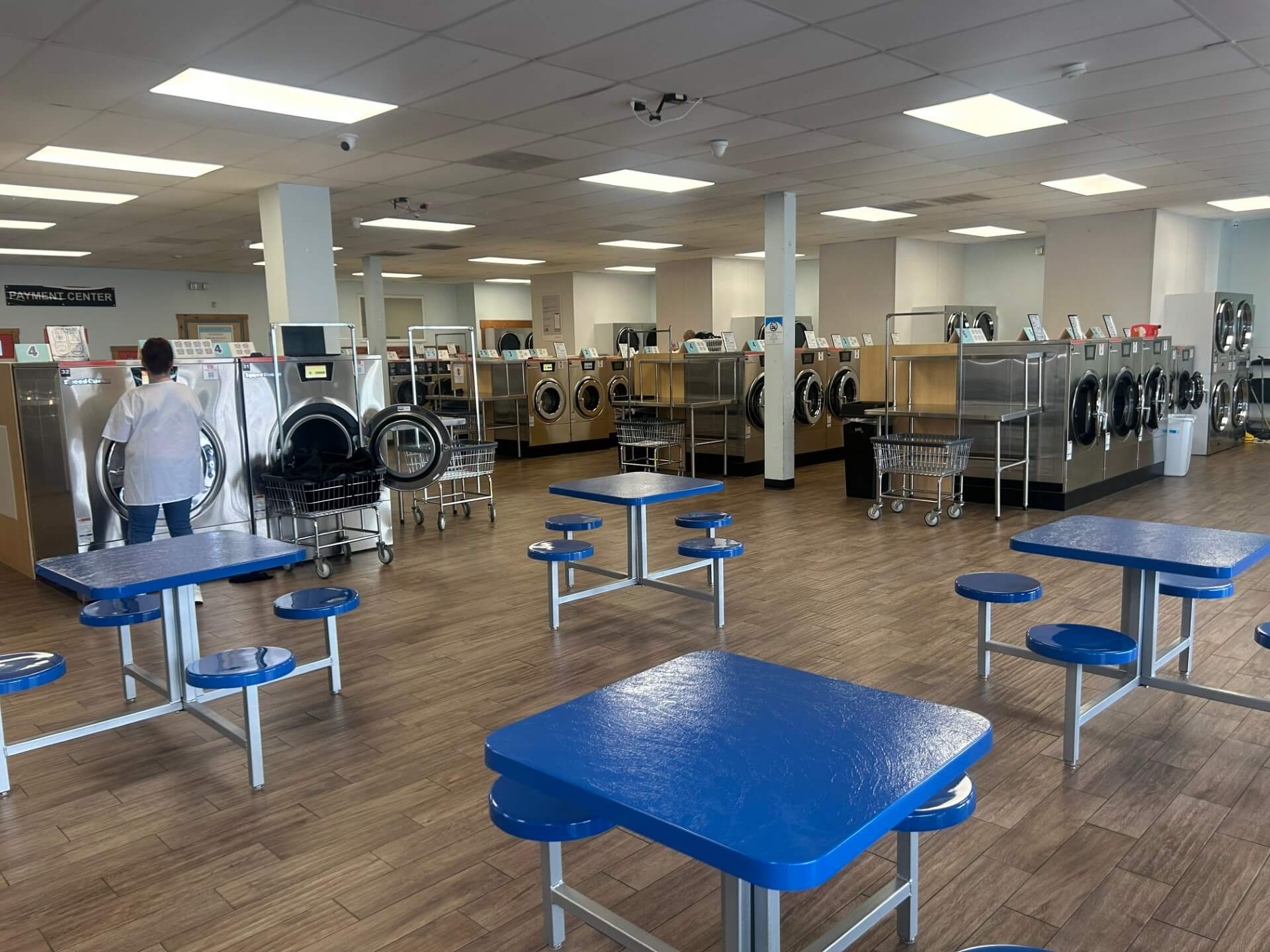 Lavandería moderna de autoservicio